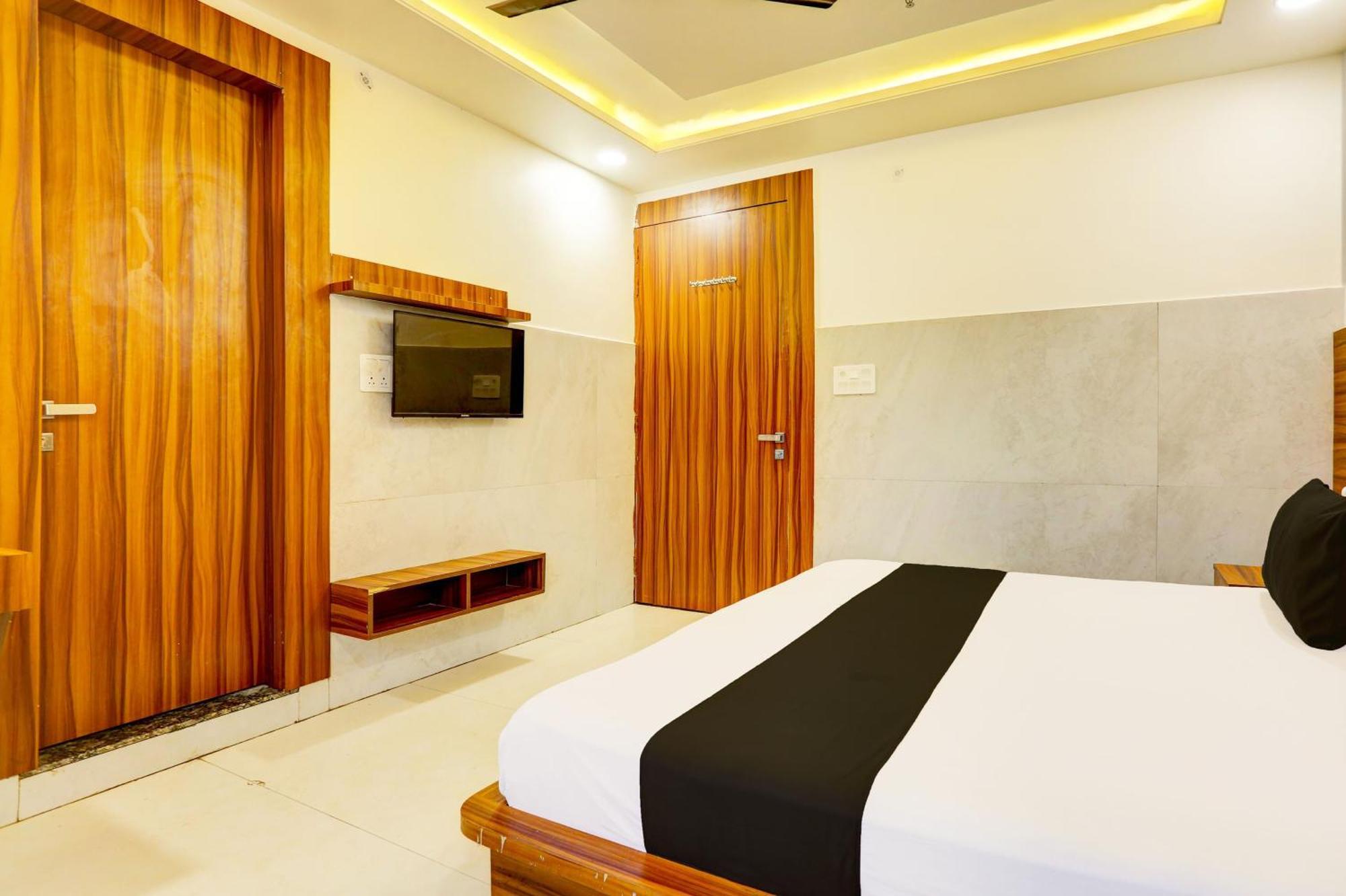 Gokul Hotel O Dev Paradise מראה חיצוני תמונה
